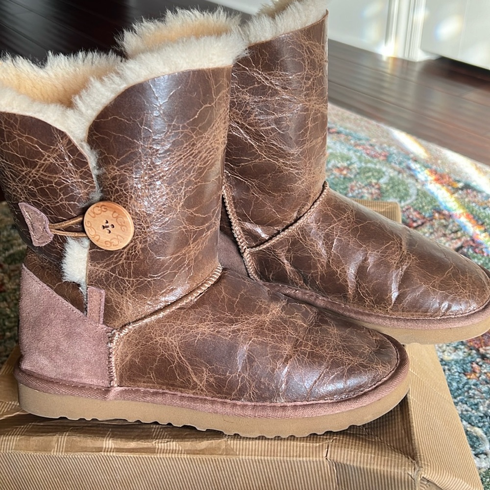 Ugg Women's Bailey Button Cracked Leather Boots in size 7…GENTLY WORN…SO CUTE!!!